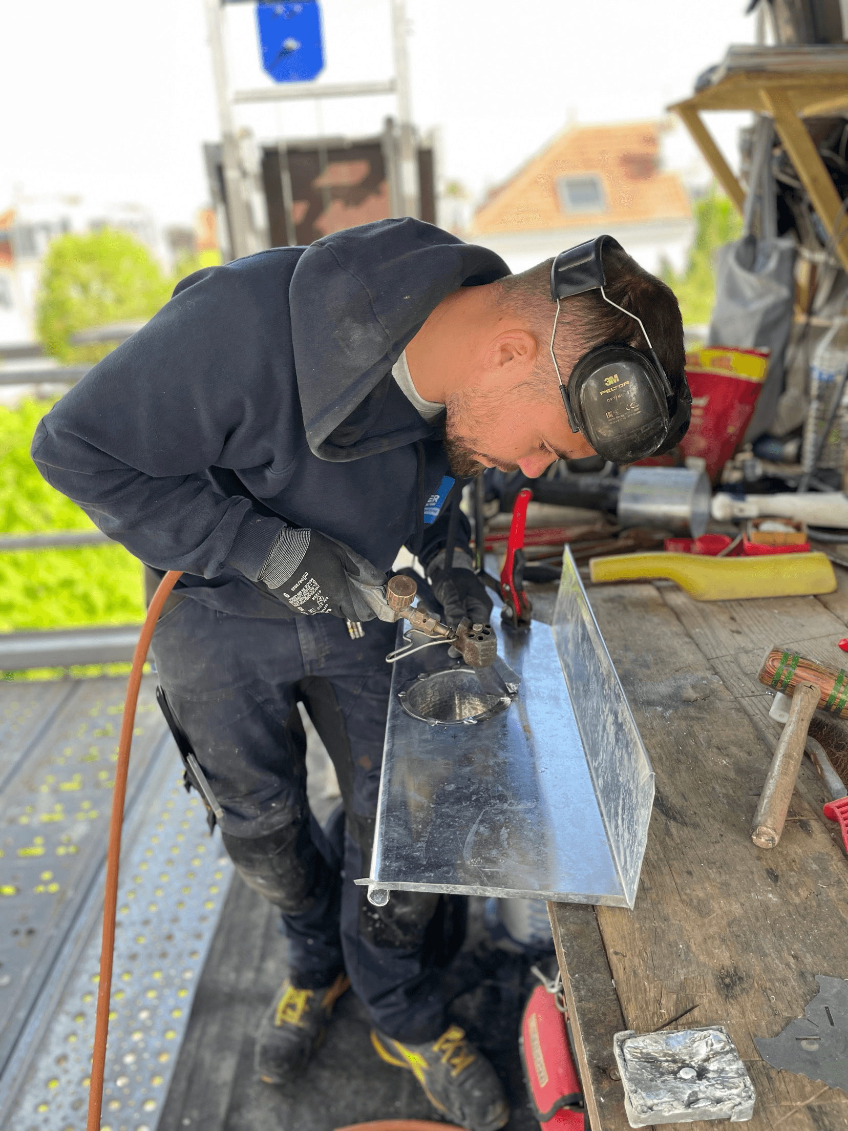 Artisan couvreur au travail